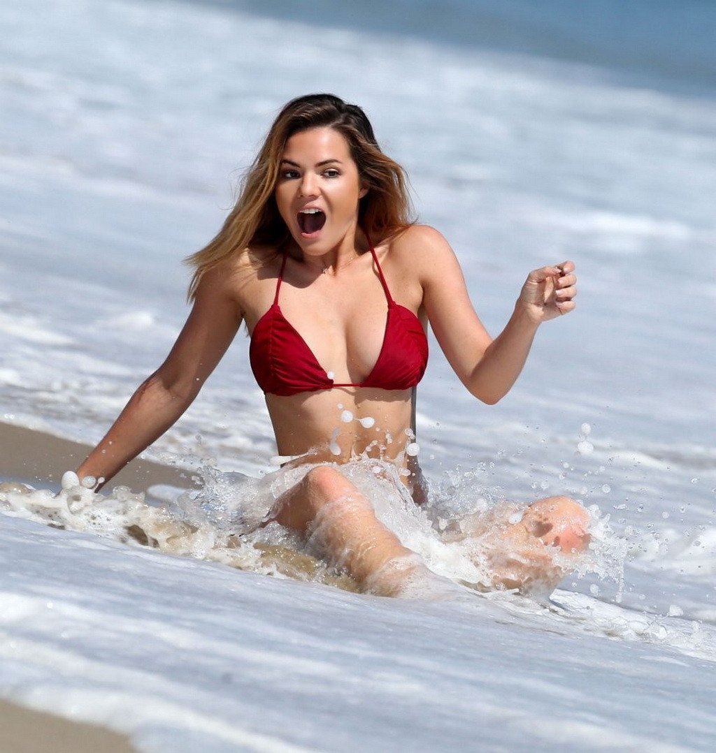Kaili thorne bottino in minuscolo bikini rosso sulla spiaggia a 138 acqua photoshoot in ma
 #75162388