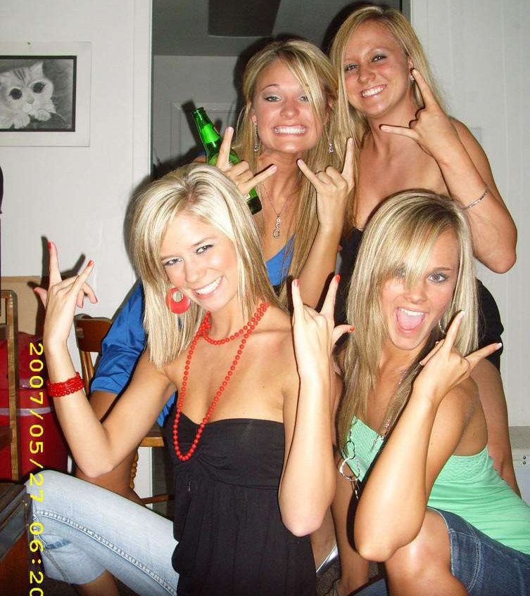 Dolci ragazze del college ubriache che fanno festa e mostrano le tette vivaci
 #76398377