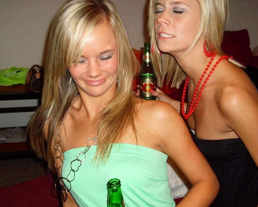 Dolci ragazze del college ubriache che fanno festa e mostrano le tette vivaci
 #76398455
