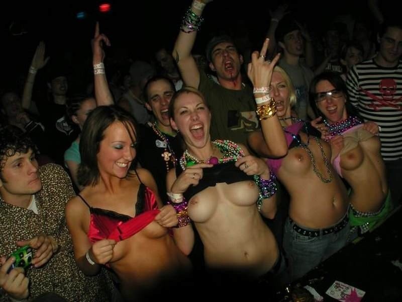 Betrunkene College-Mädchen werden verrückt und zeigen ihre frechen Titten
 #76399490