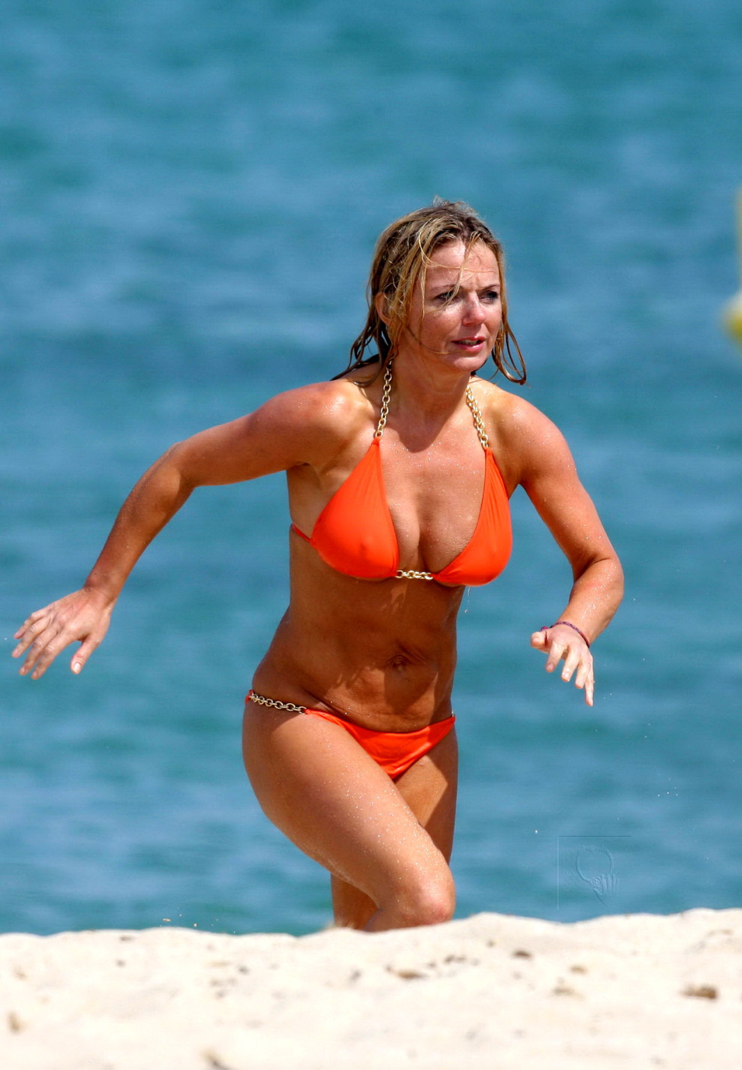 Busty geri halliwell mostrando pokies in skimpy bikini arancione al club 55 spiaggia in 
 #75344364