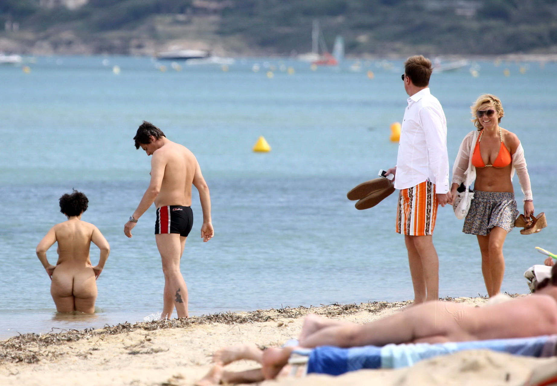 Busty geri halliwell mostrando pokies in skimpy bikini arancione al club 55 spiaggia in 
 #75344438