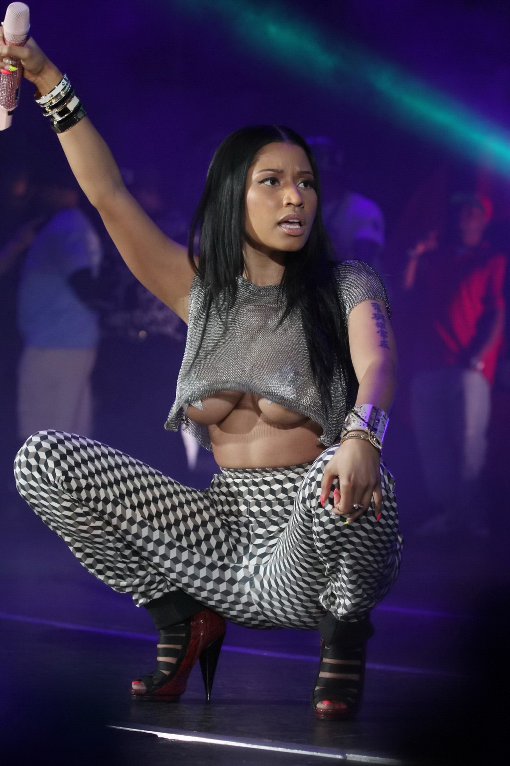 Nicki minaj boobslip e seethru a pasties mentre esegue a caldo 97 summer jam 
 #75194978