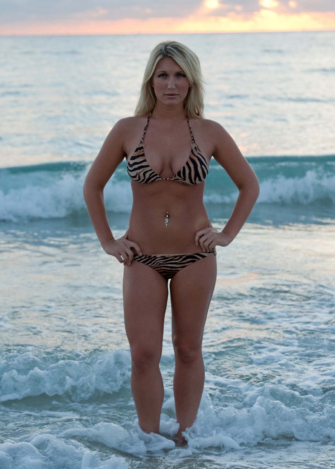 Brooke Hogan in calze nere esibendosi sul palco e sexy in bikini sulla spiaggia
 #75325120