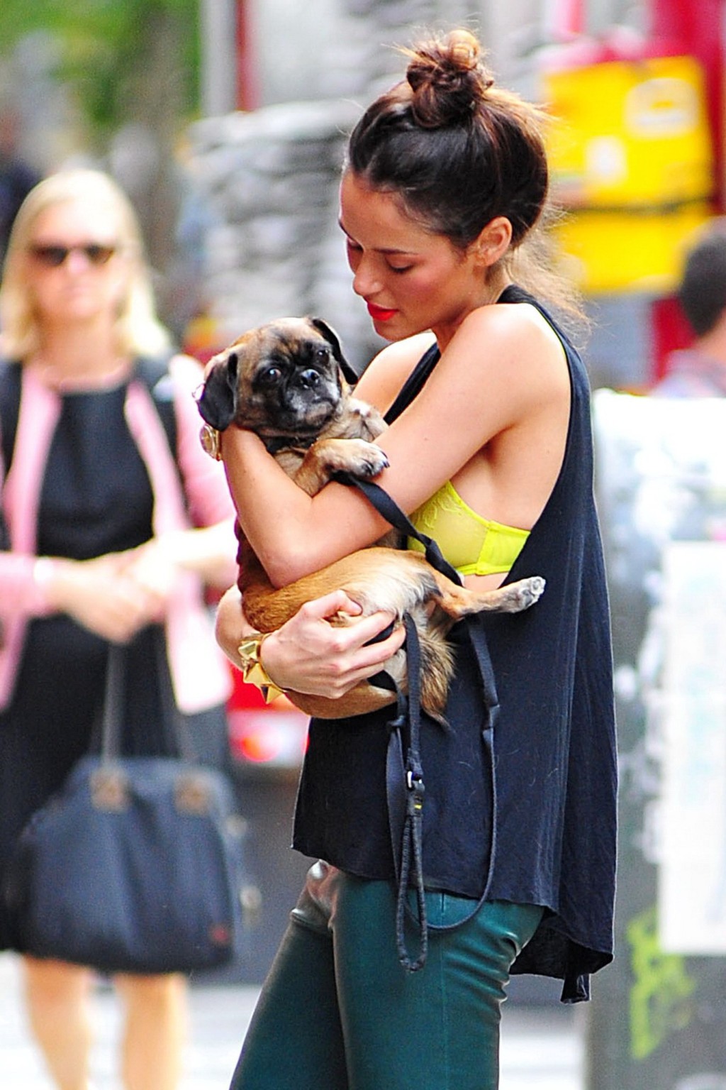 Nicole trunfio zeigt BH-Spitze beim Petting ihres Hundes in Soho
 #75250616