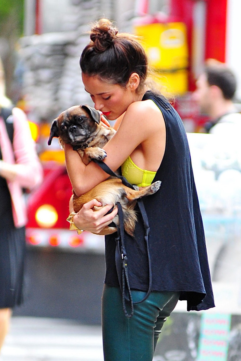 Nicole trunfio zeigt BH-Spitze beim Petting ihres Hundes in Soho
 #75250619