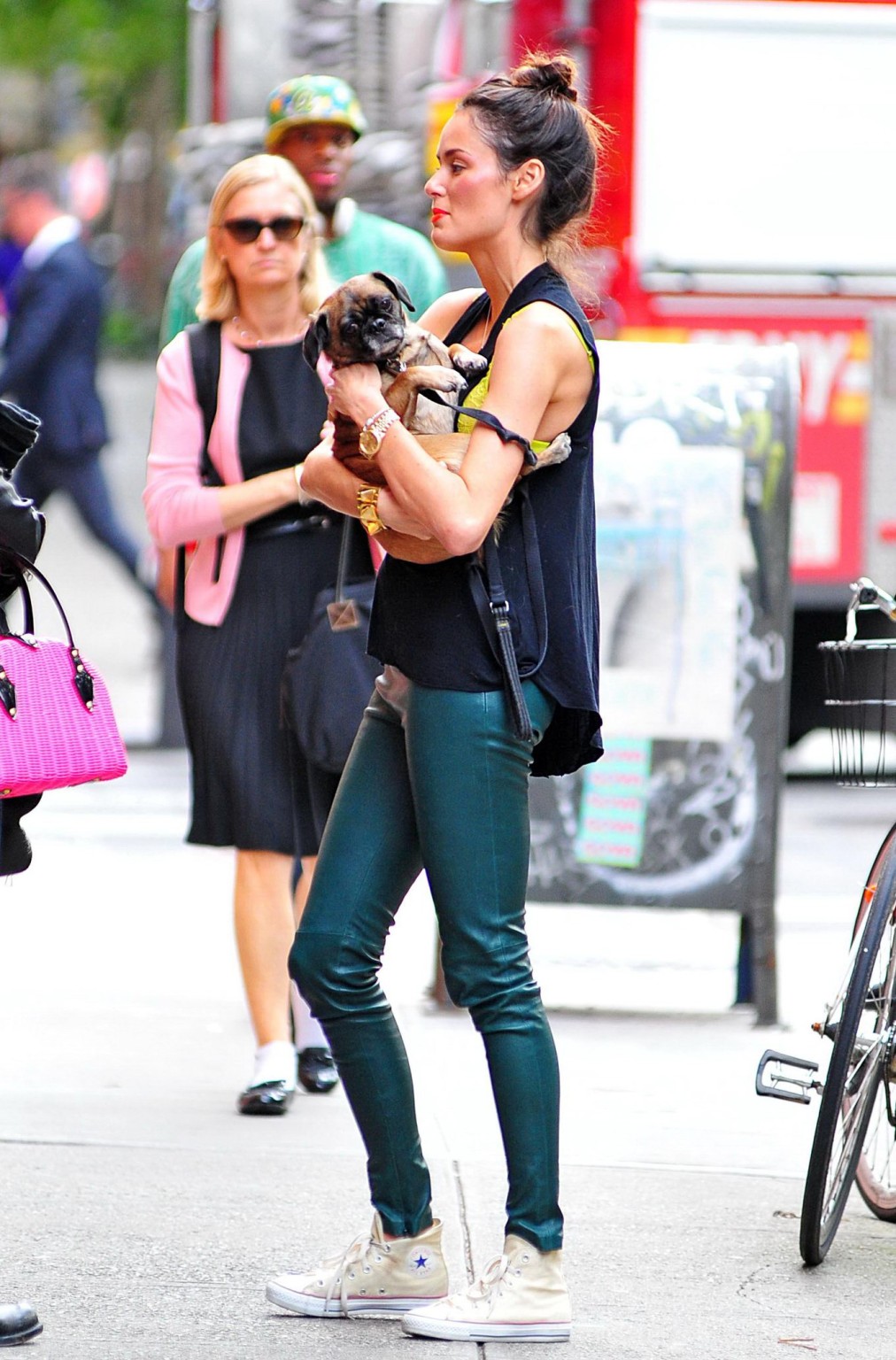 Nicole trunfio montre son décolleté en caressant son chien dans le quartier de Soho.
 #75250621