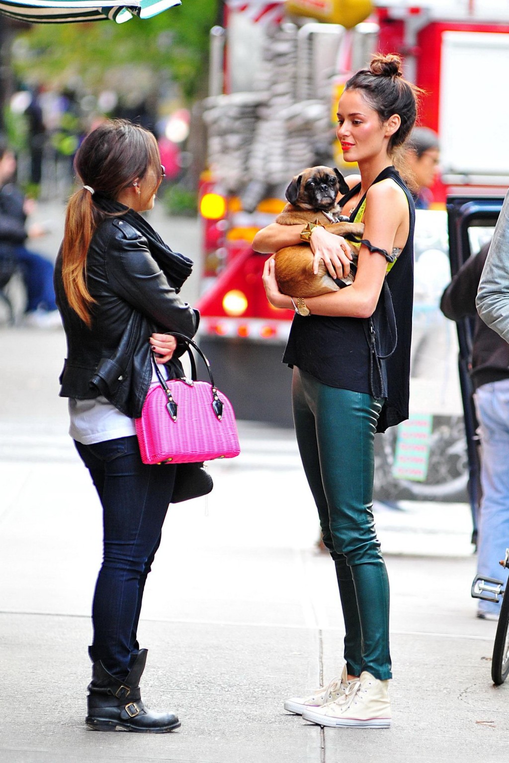 Nicole trunfio zeigt BH-Spitze beim Petting ihres Hundes in Soho
 #75250624