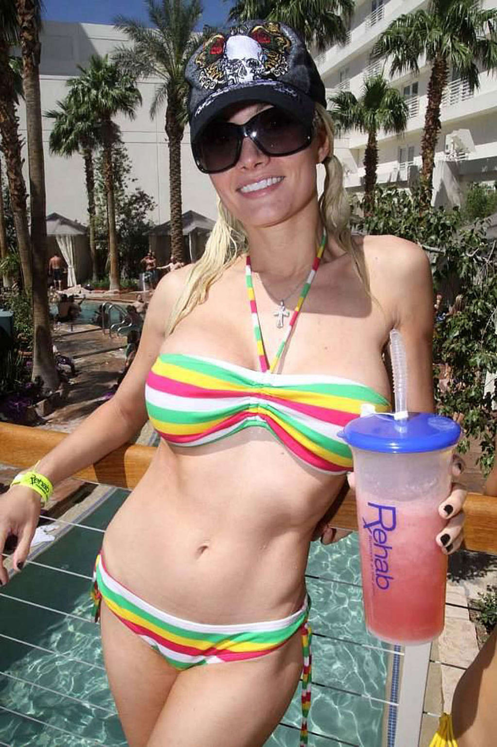 Holly madison montre son corps et ses fesses en bikini sur la plage.
 #75373373