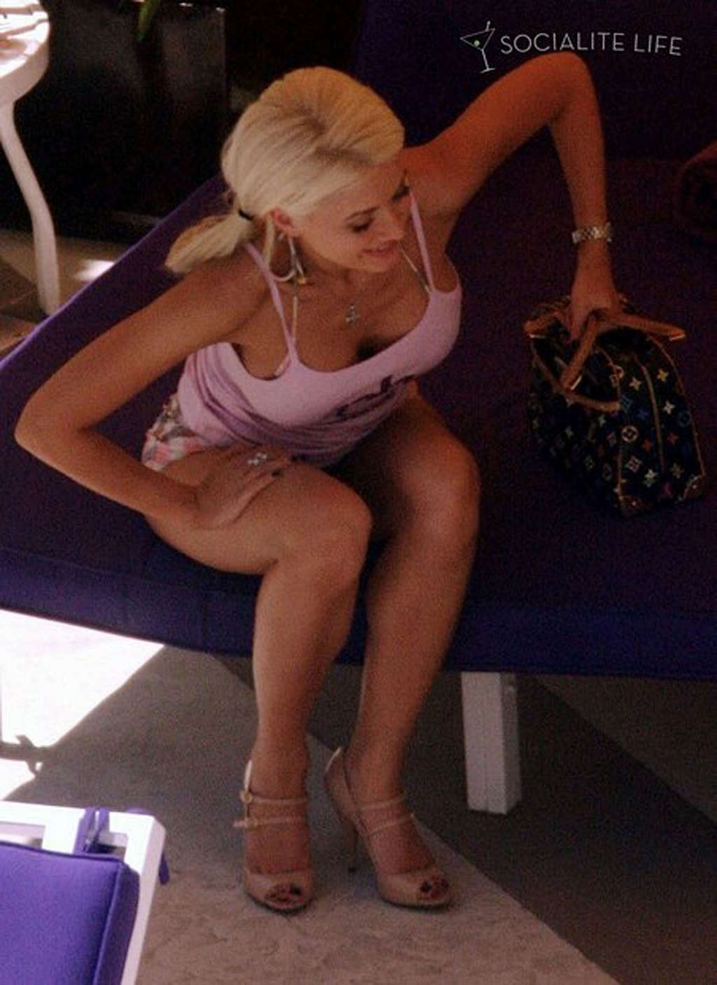 Holly Madison zeigt erstaunlichen sexy Körper und Arsch im Bikini am Strand
 #75373421