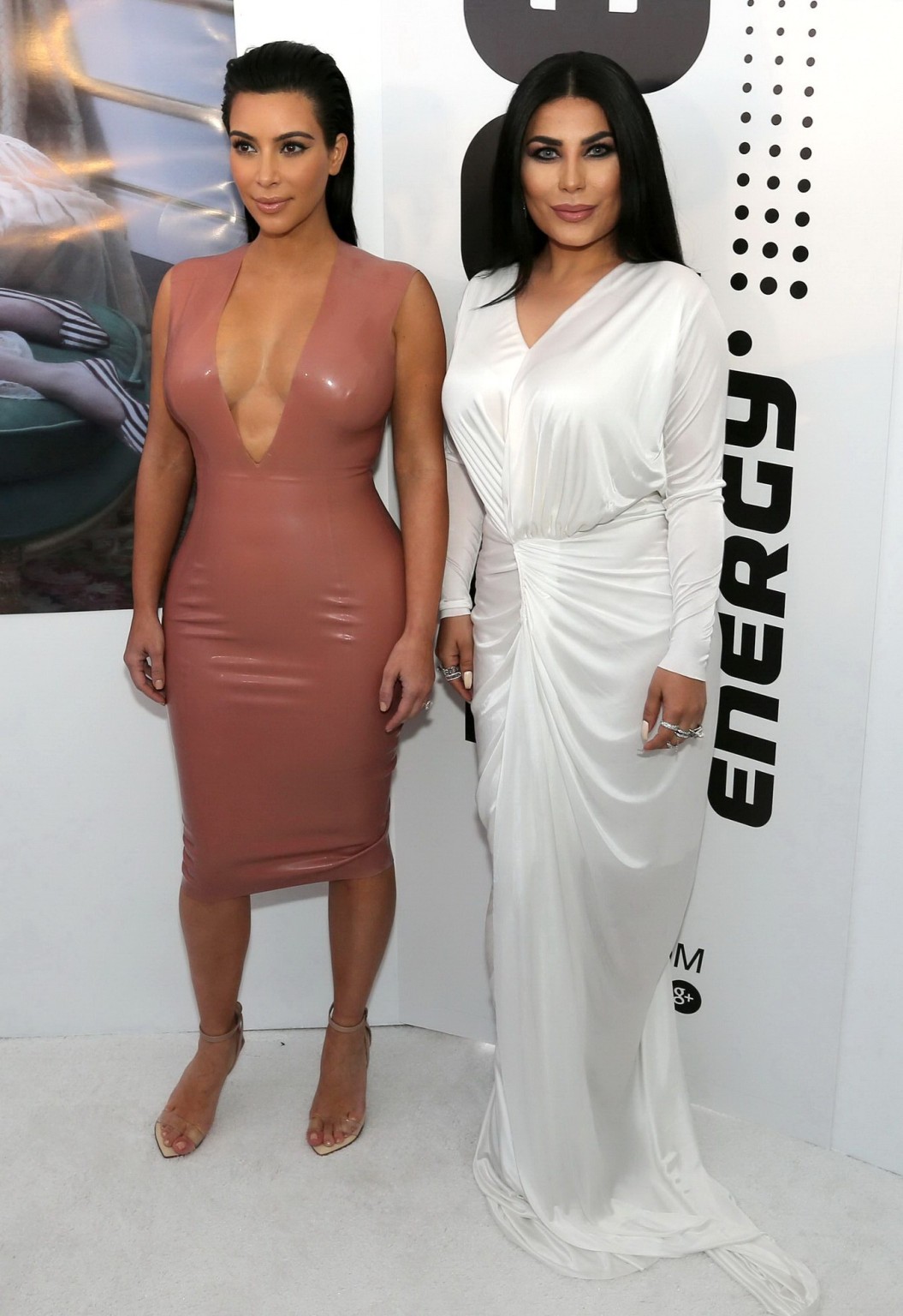 Kim kardashian zeigt ihren kurvigen Körper in einem engen Latexkleid auf dem Hype ener
 #75161847