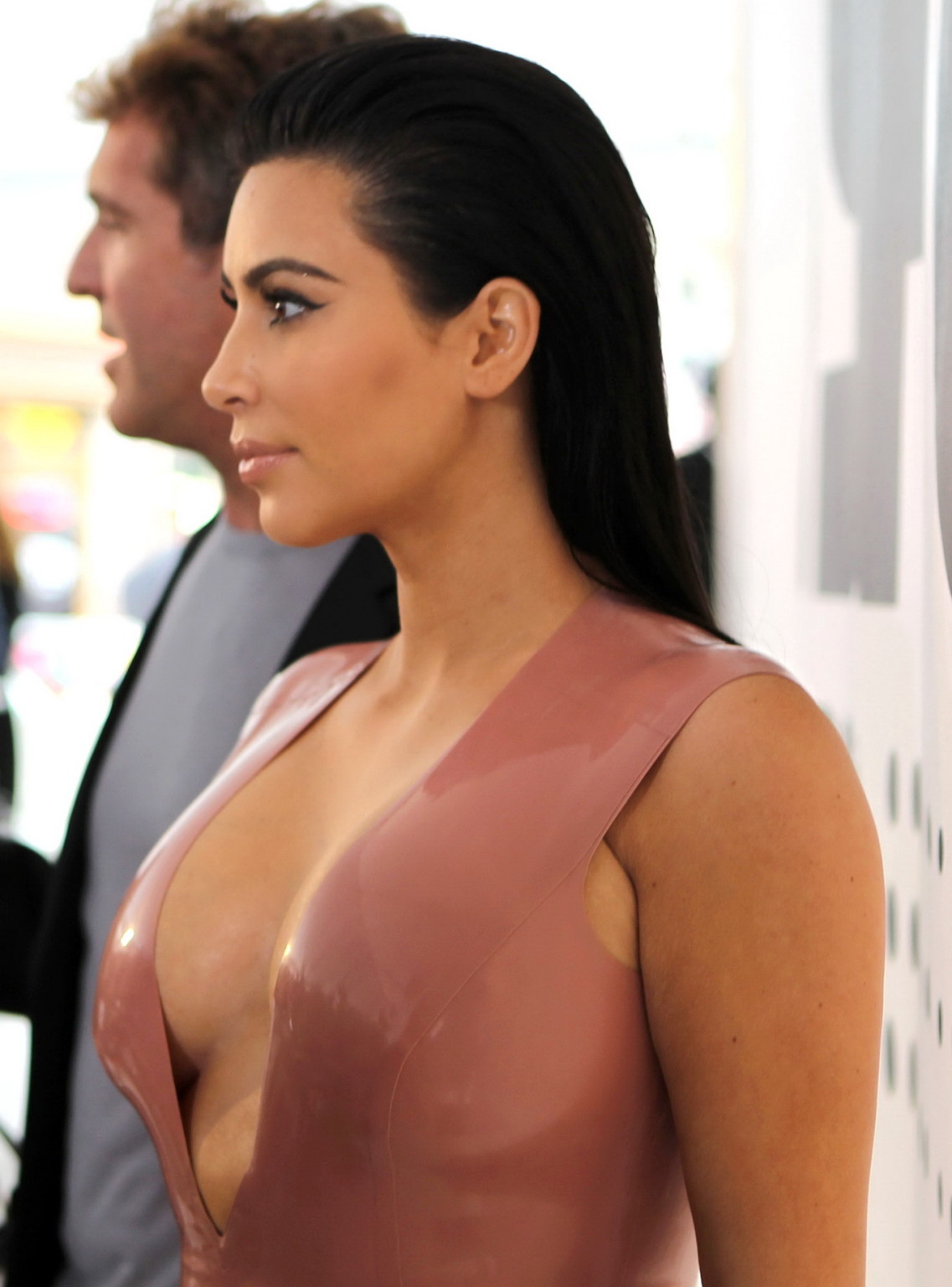 Kim kardashian zeigt ihren kurvigen Körper in einem engen Latexkleid auf dem Hype ener
 #75161857