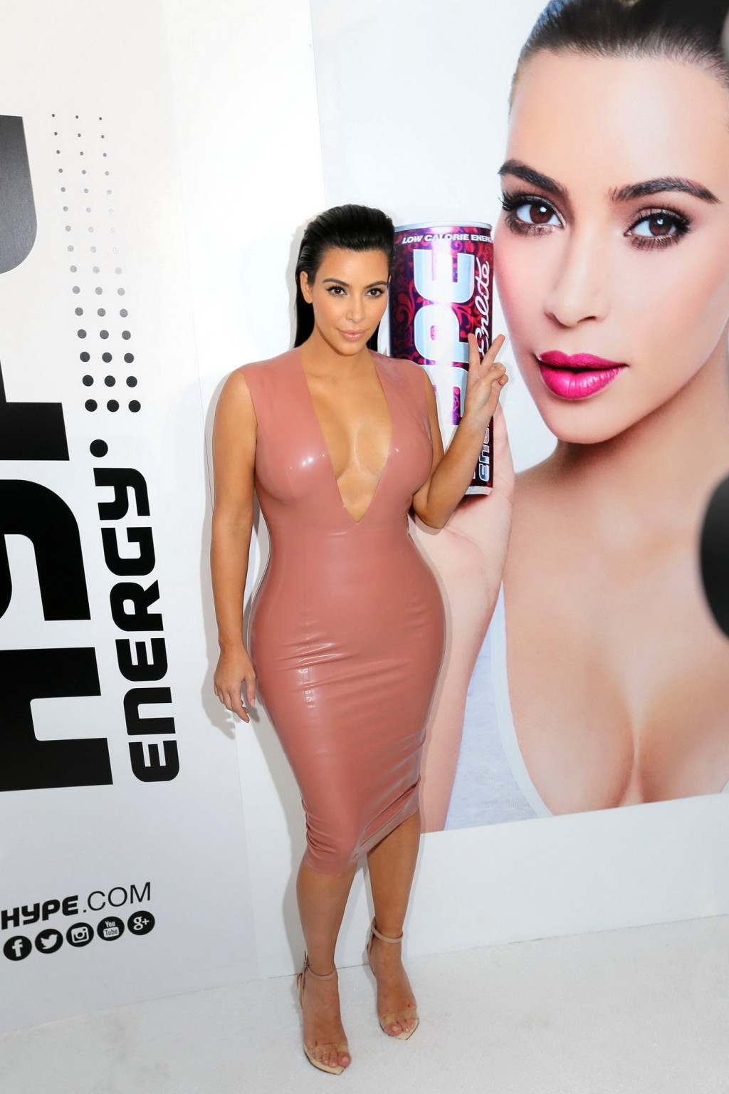 Kim kardashian mostra il suo corpo formoso indossando un abito in lattice stretto a hype ener
 #75161875