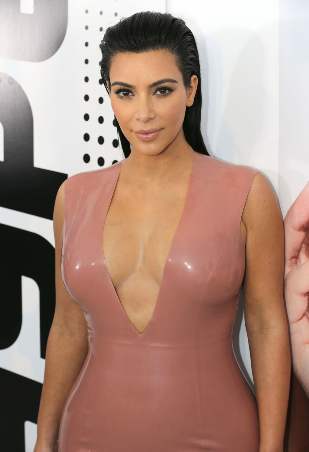 Kim kardashian zeigt ihren kurvigen Körper in einem engen Latexkleid auf dem Hype ener
 #75161881