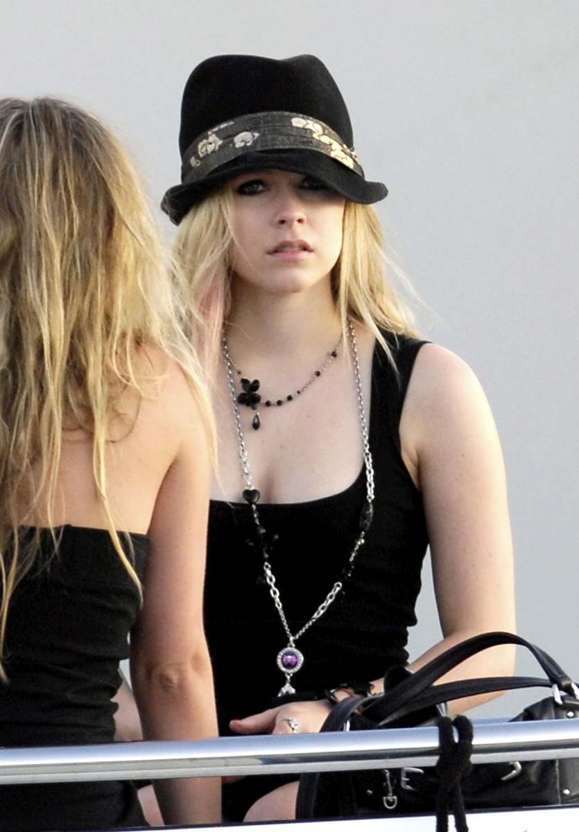 Avril Lavigne che mostra il suo corpo più sexy in bikini
 #75386408