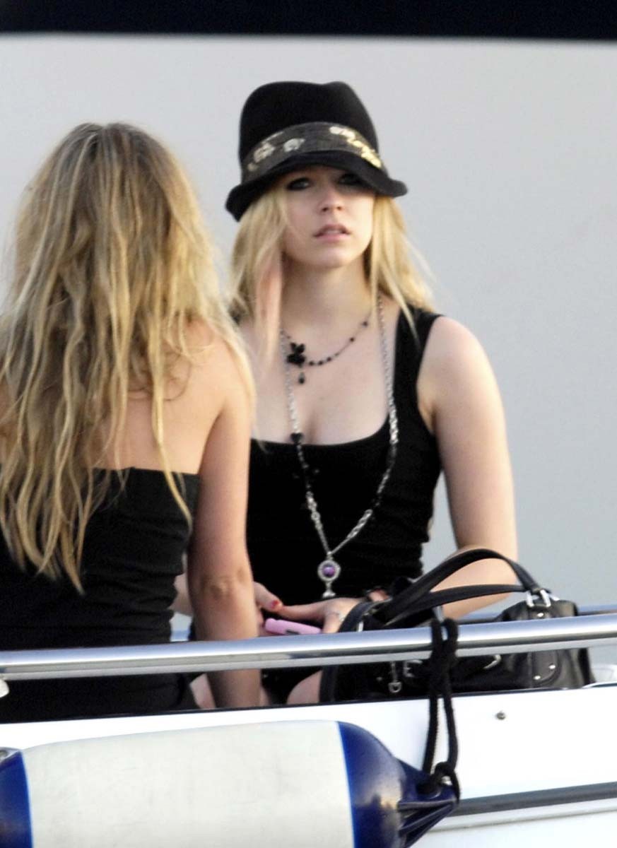 Avril Lavigne che mostra il suo corpo più sexy in bikini
 #75386432