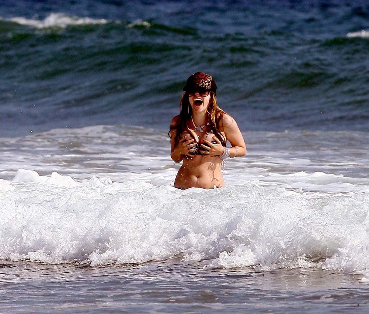 Avril Lavigne che mostra il suo corpo più sexy in bikini
 #75386447