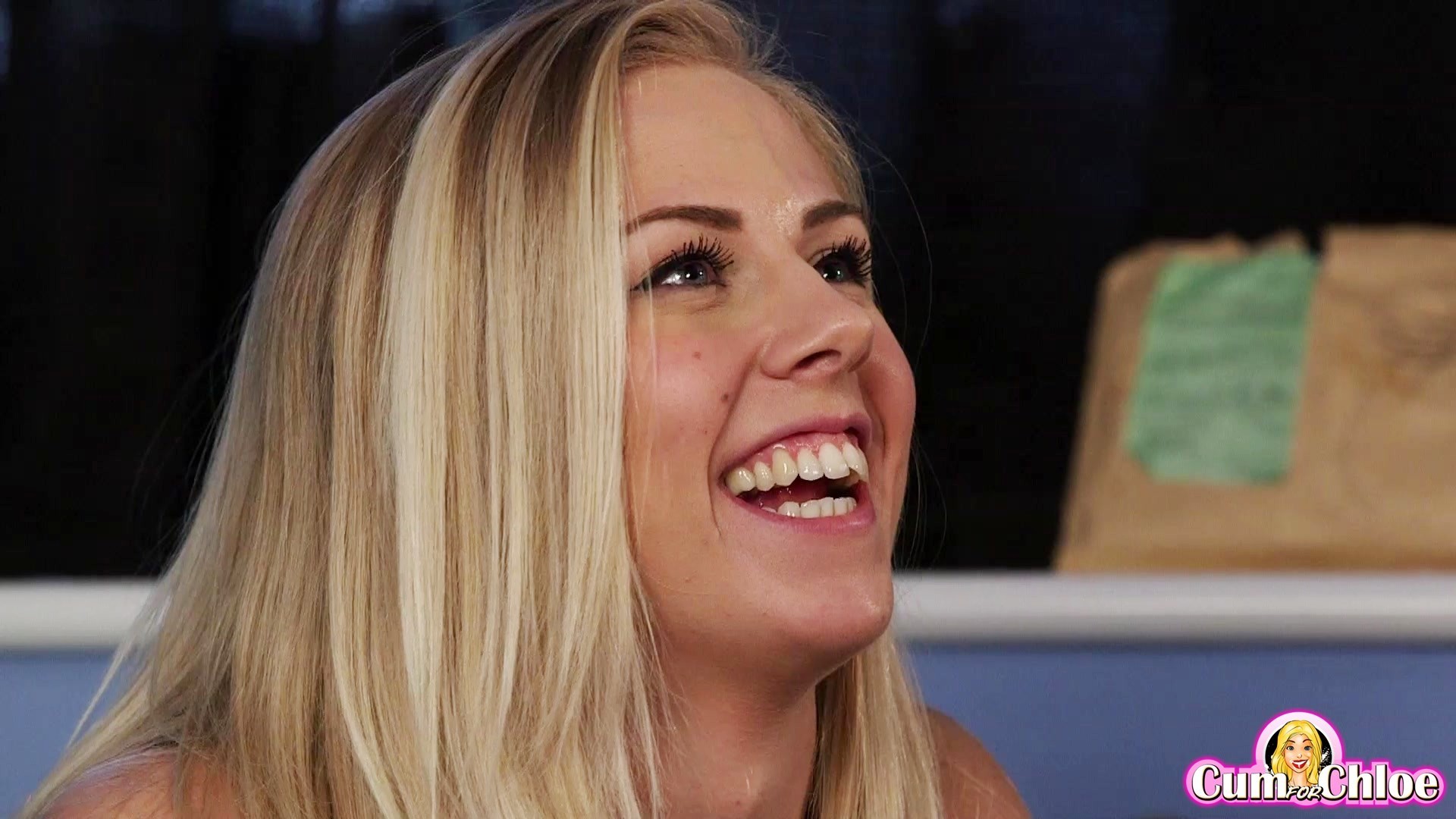 Chloe nimmt eine riesige Gesichtsbehandlung
 #73498254