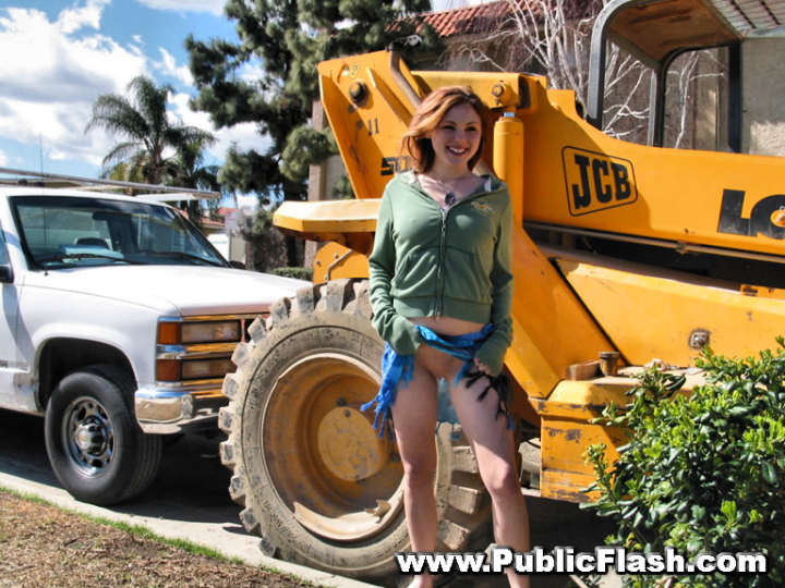 La pequeña Alana se exhibe ante los trabajadores de la construcción al aire libre
 #78913316