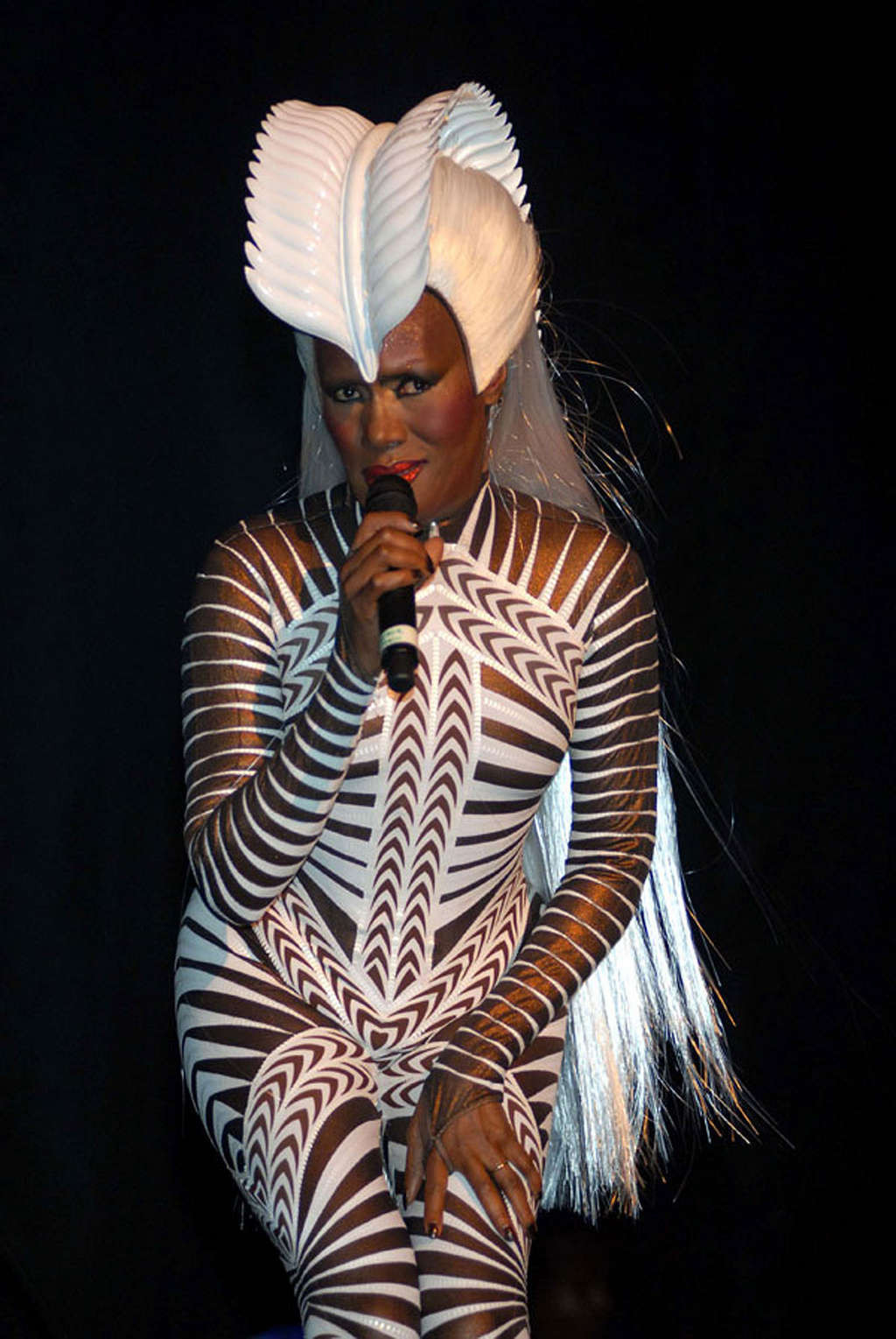 Grace jones glissant ses seins et sa jupe haute sur scène photos paparazzi
 #75359715