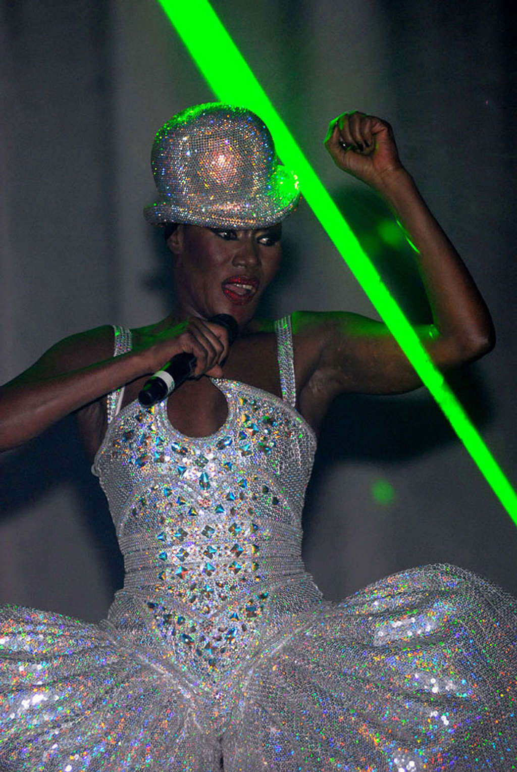 Grace jones glissant ses seins et sa jupe haute sur scène photos paparazzi
 #75359728