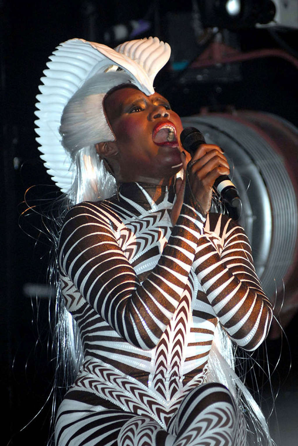 Grace jones glissant ses seins et sa jupe haute sur scène photos paparazzi
 #75359758