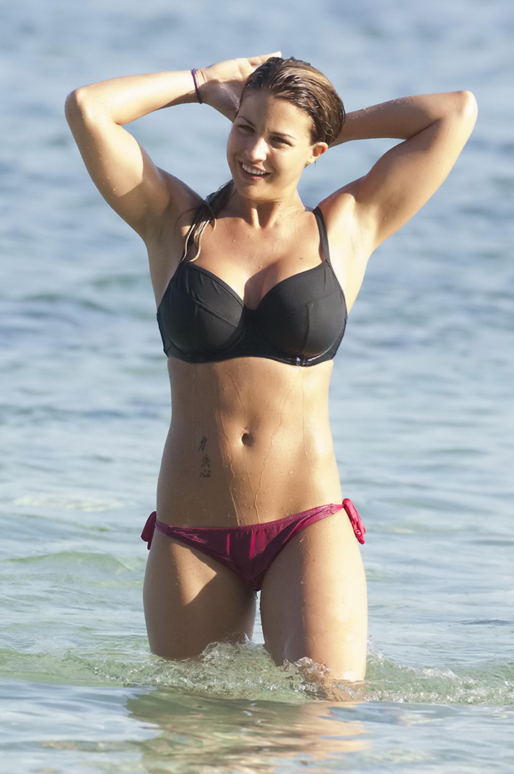Gemma atkinson im knappen Zweiteiler wird am Strand von Bali am Arsch befummelt
 #75192770