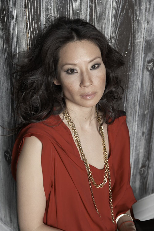 Lucy Liu zeigt ihre schönen kleinen Titten im Wasser und posiert sexy
 #75415911
