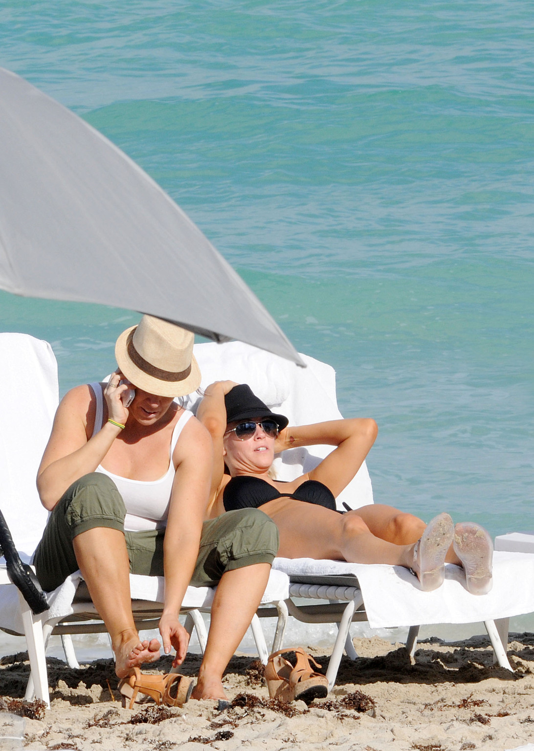 Jenny mccarthy vollbusig trägt knappen schwarzen Bikini am Strand in Miami
 #75313484