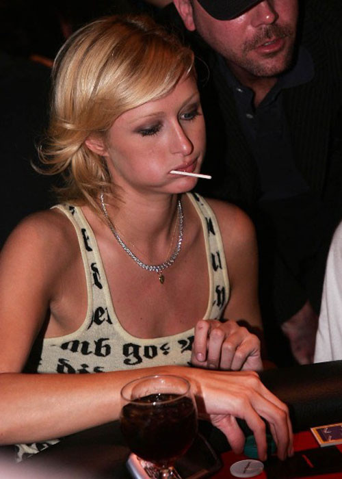 Paris hilton nipple slip und posieren in Strümpfen
 #75440200