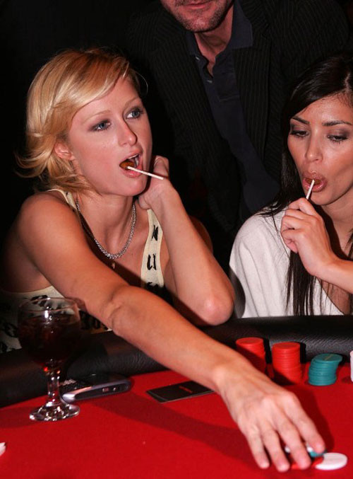 Paris hilton nipple slip und posieren in Strümpfen
 #75440205