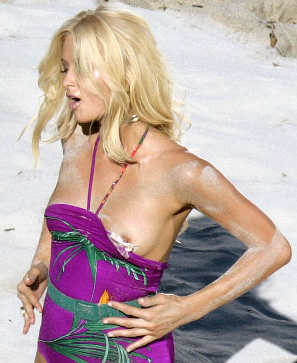 Paris hilton nipple slip und posieren in Strümpfen
 #75440234