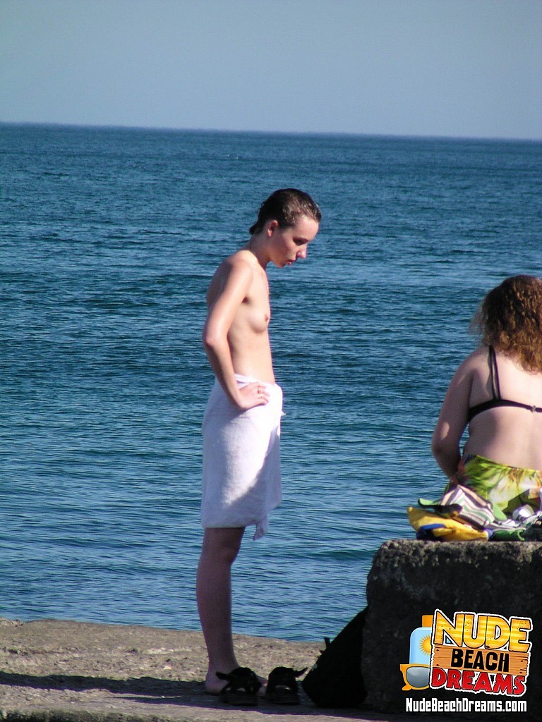 Ragazza giovane beccata in topless sulla spiaggia pubblica
 #67307174