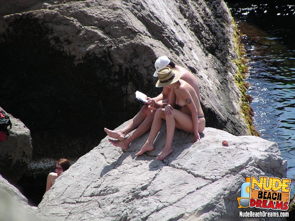 Ragazza giovane beccata in topless sulla spiaggia pubblica
 #67307182