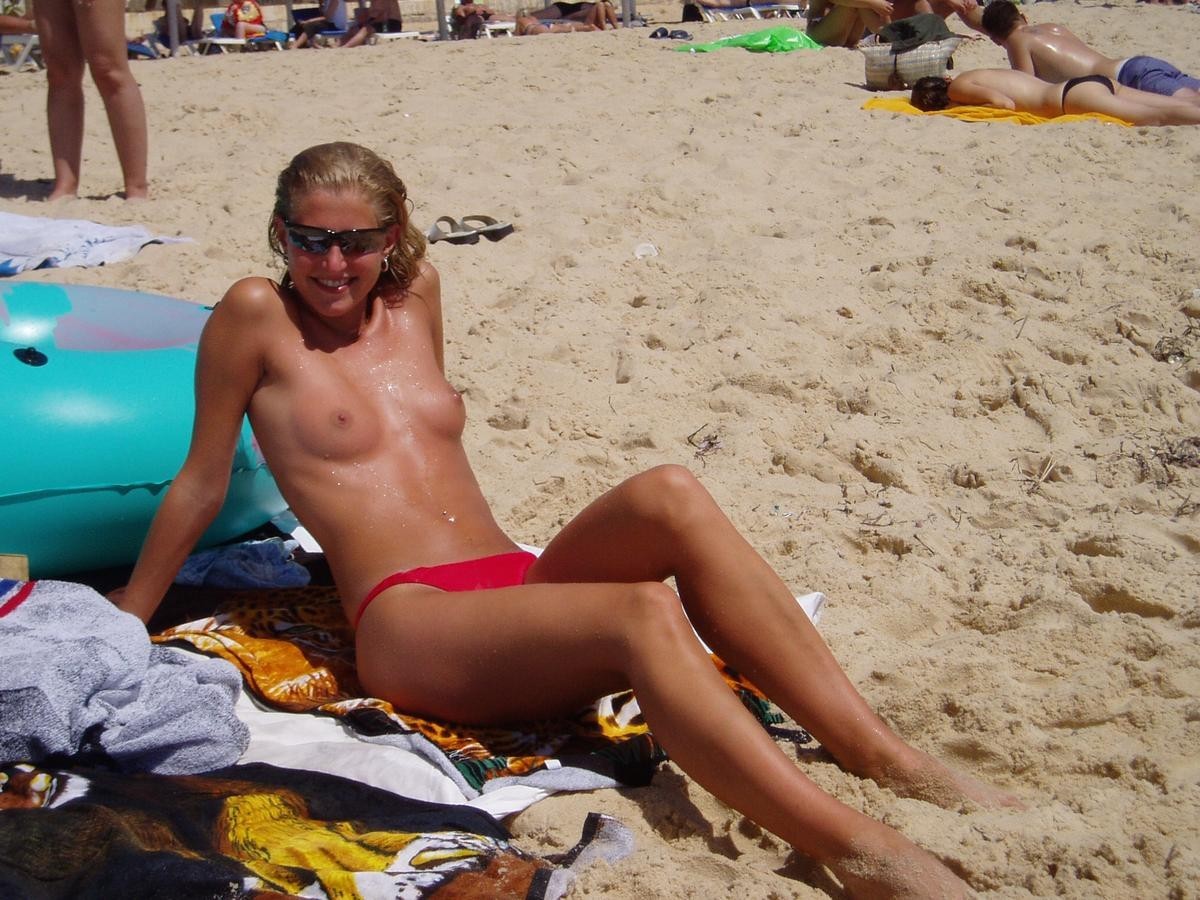 Jeunes de la plage : photos voyeurisme plage, seins nus, bain de soleil. 
 #67254011