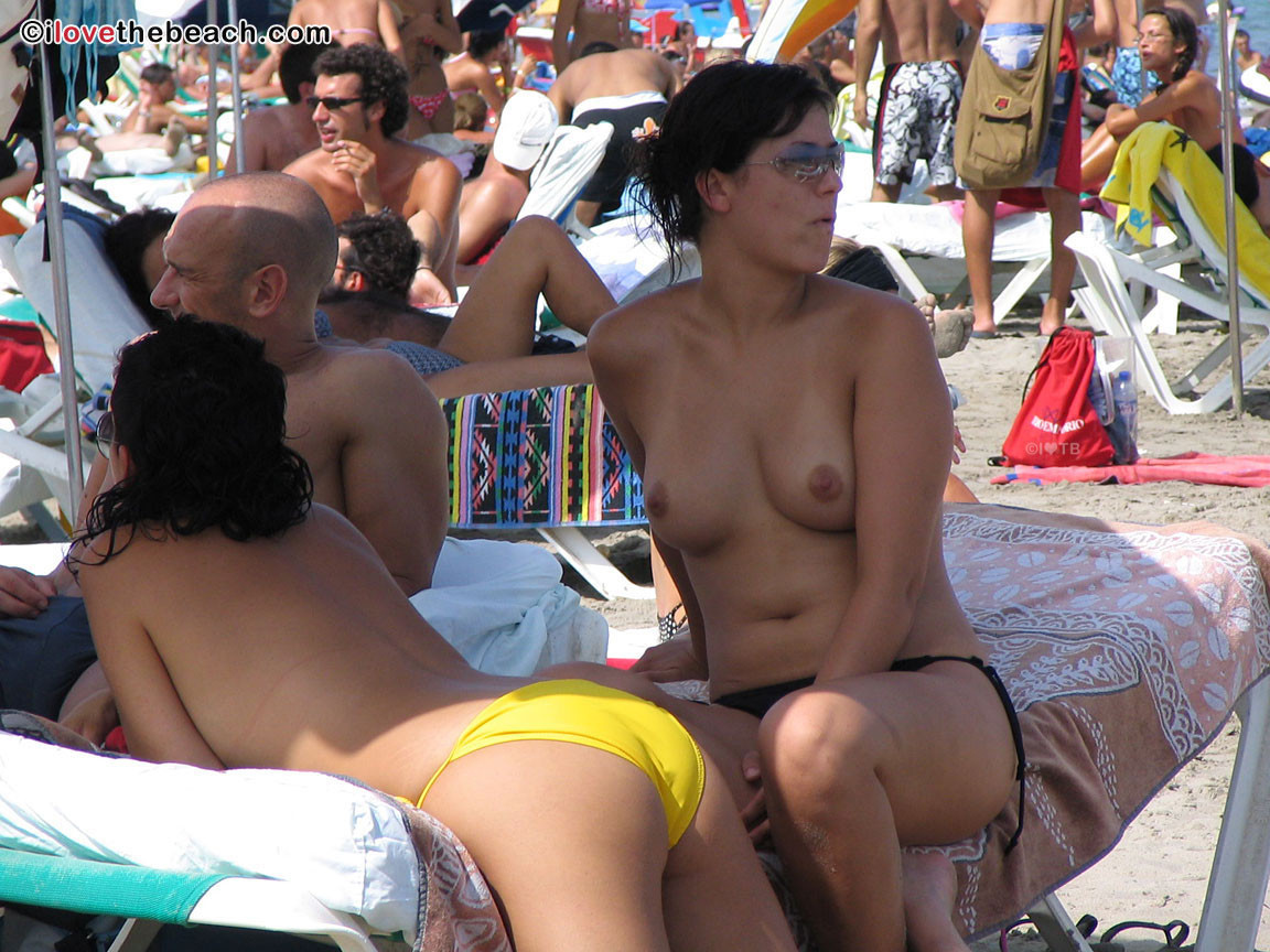 Candid playa jóvenes playa voyeur fotos topless tomando el sol 
 #67254041