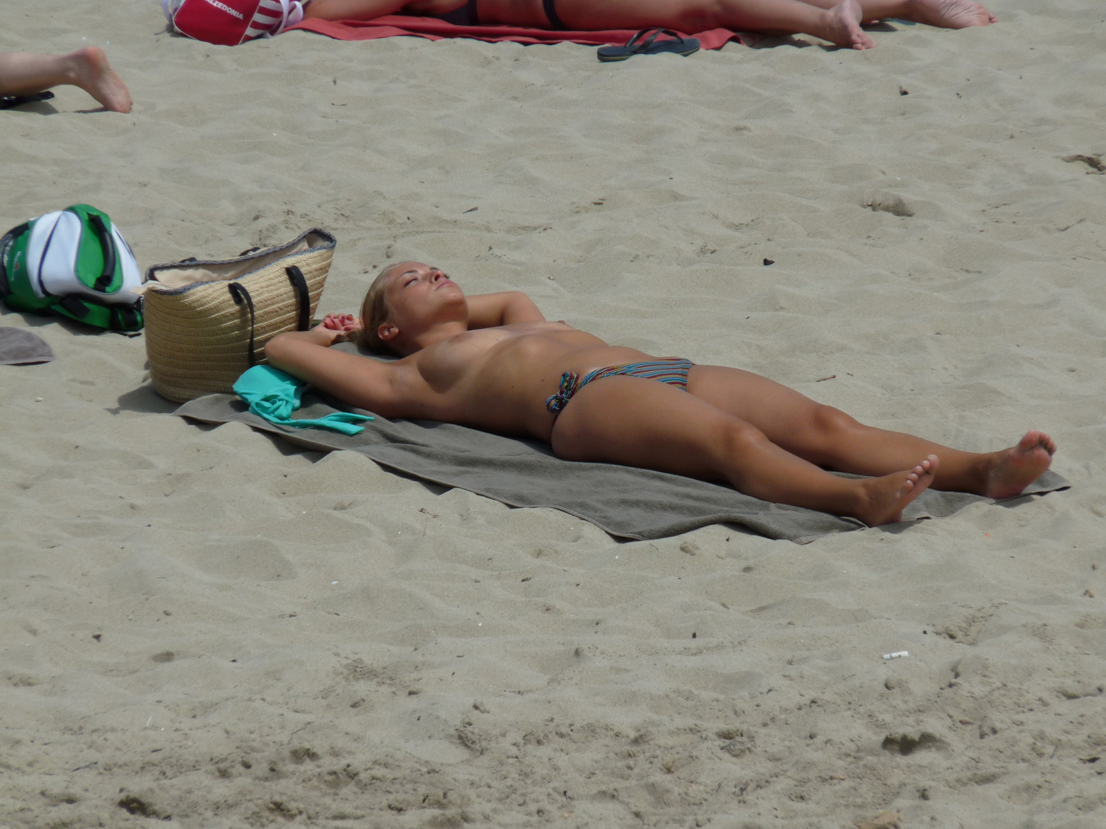 Candid playa jóvenes playa voyeur fotos topless tomando el sol 
 #67254098