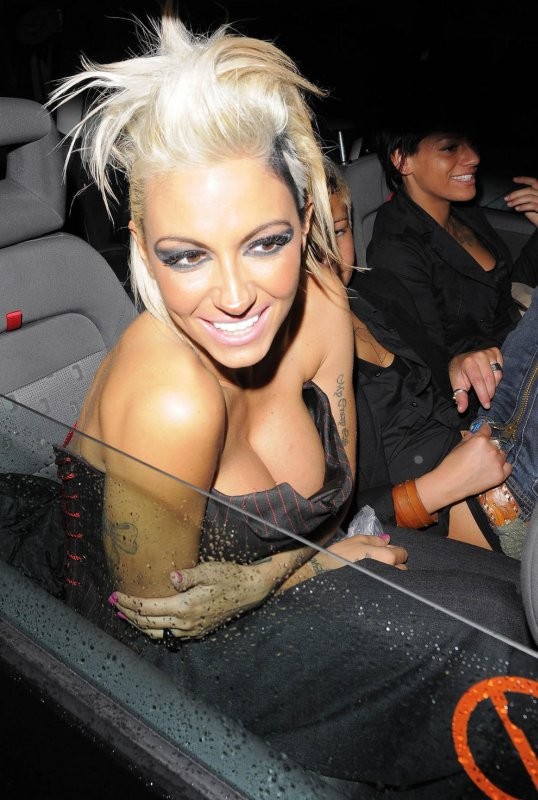 Jodie marsh desnuda en topless y upskirt accidentalmente coño flash
 #75408121