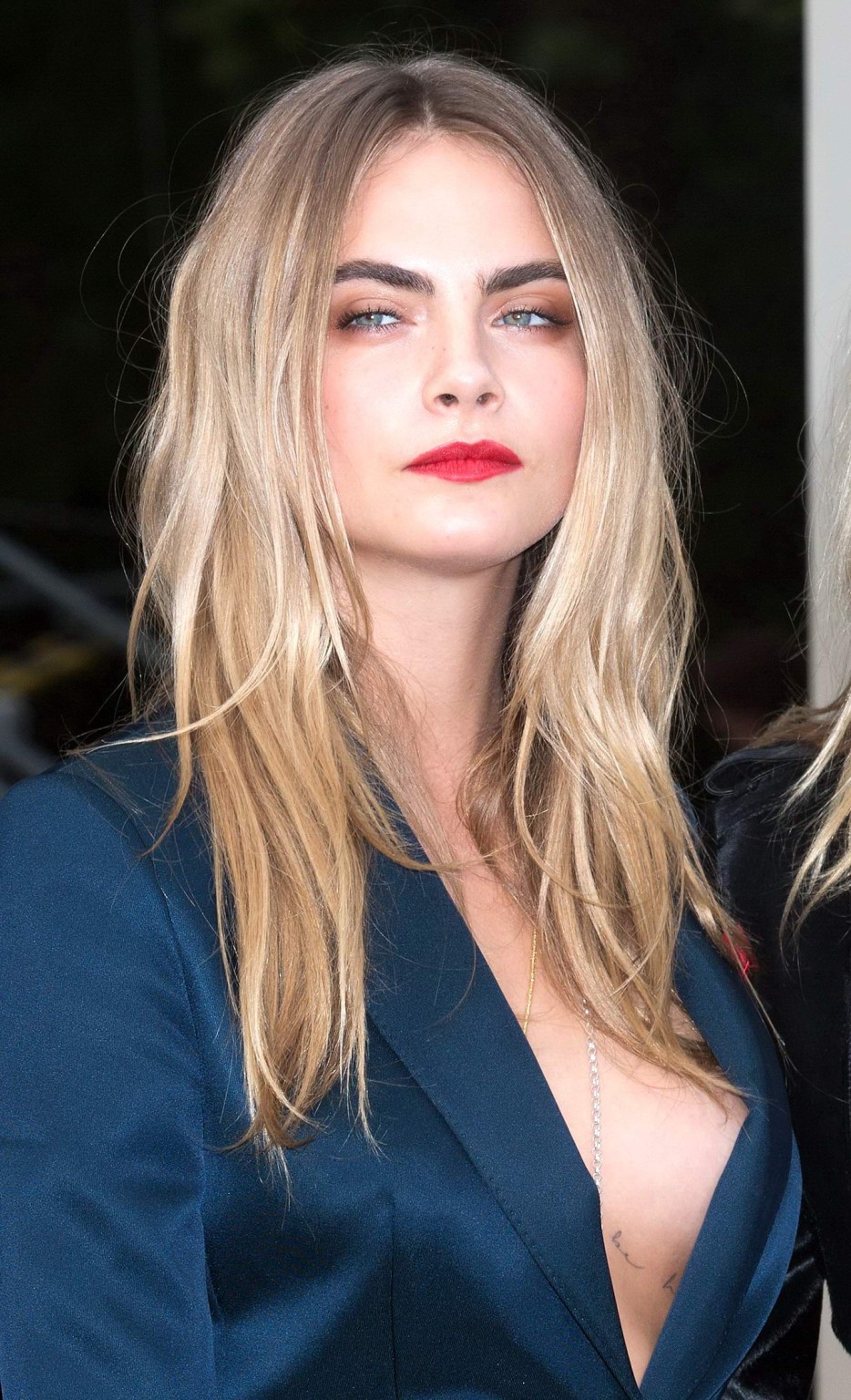 Cara delevingne sans soutien-gorge portant une veste grande ouverte au défilé burberry prorsum 
 #75185671