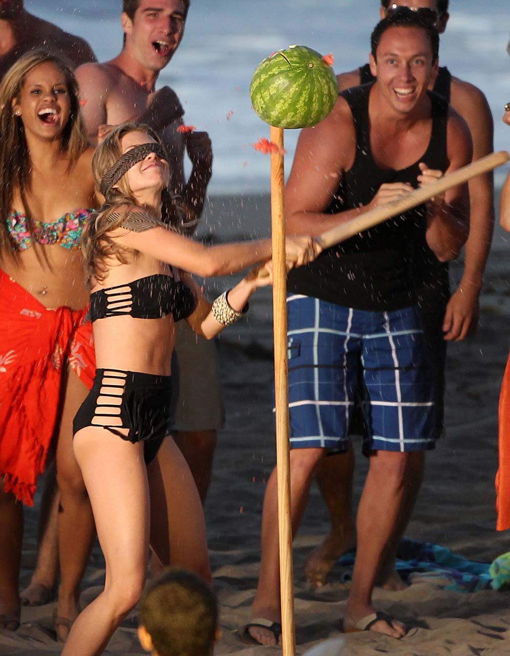 Annalynne McCord che mostra il corpo sexy del cazzo in bikini sulla spiaggia
 #75296496
