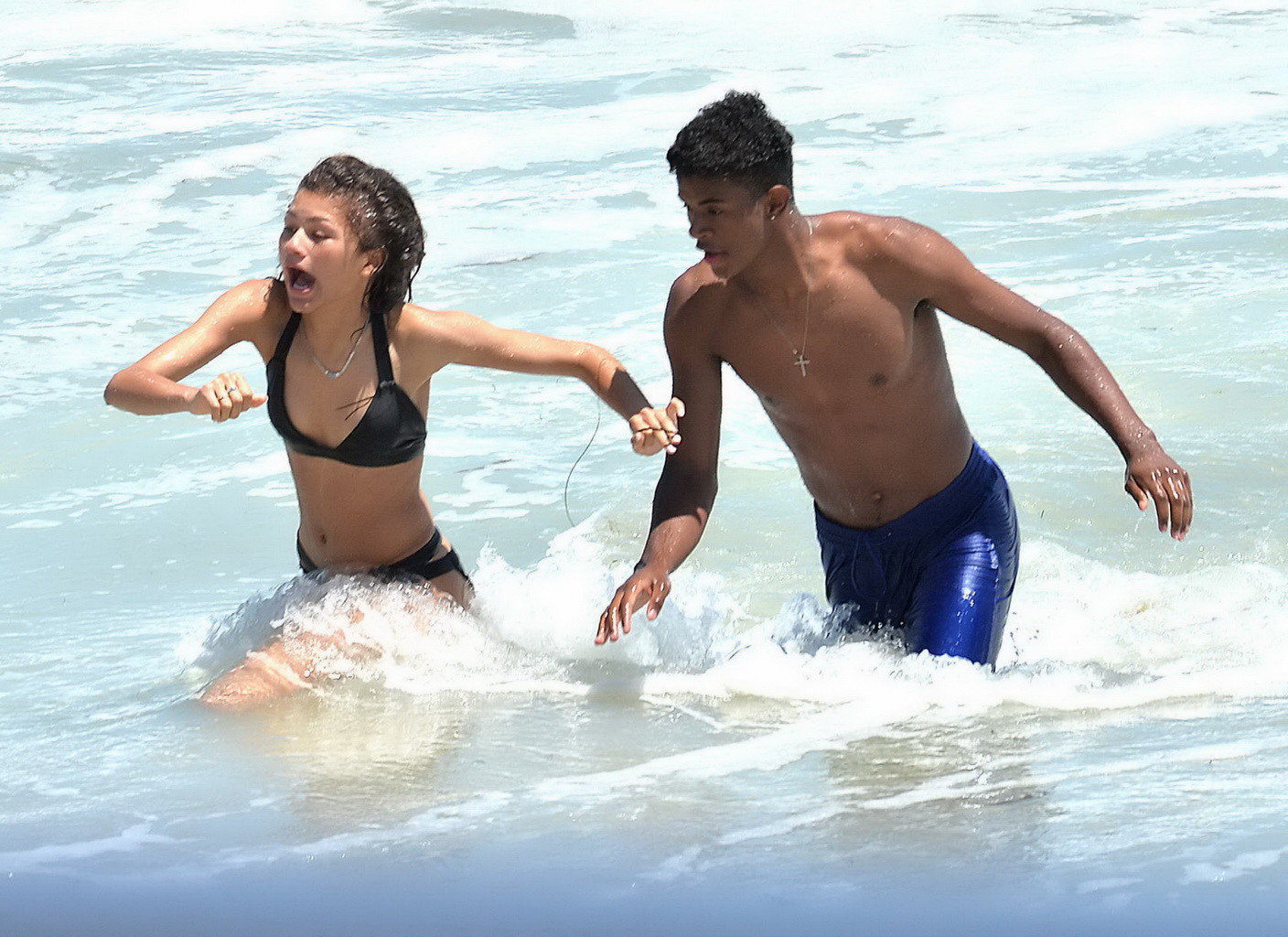 Zendaya Coleman trägt einen knappen schwarzen Bikini am Strand in Malibu
 #75191727