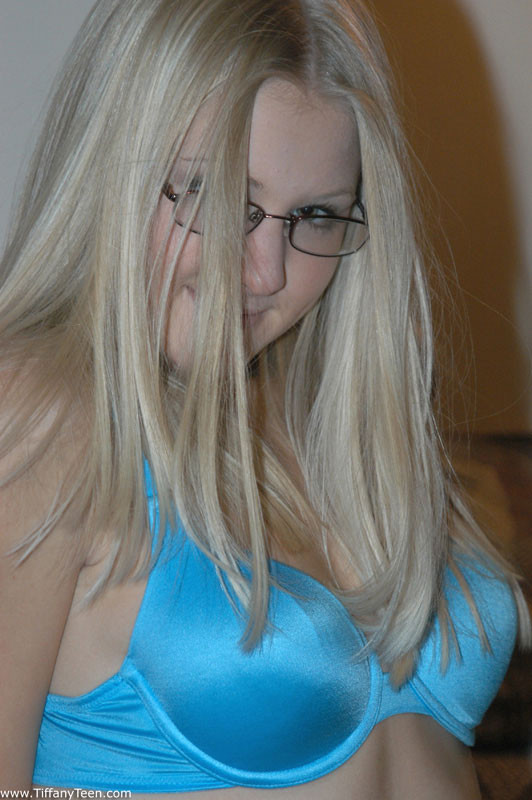 Mirando descaradamente en las gafas
 #74100699