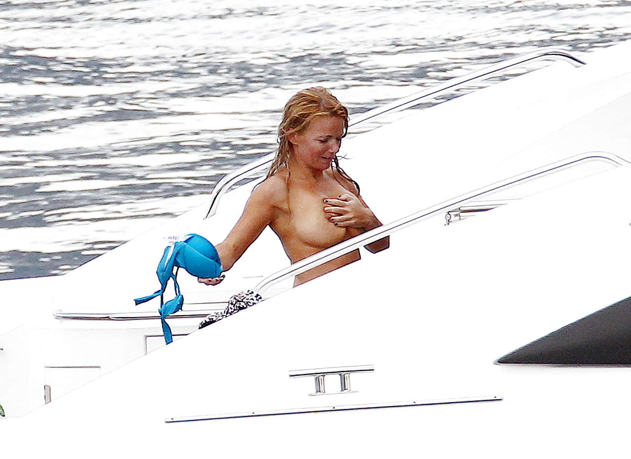 Geri halliwell prise seins nus sur un yacht alors qu'elle changeait de haut de bikini paparazzi p
 #75299349