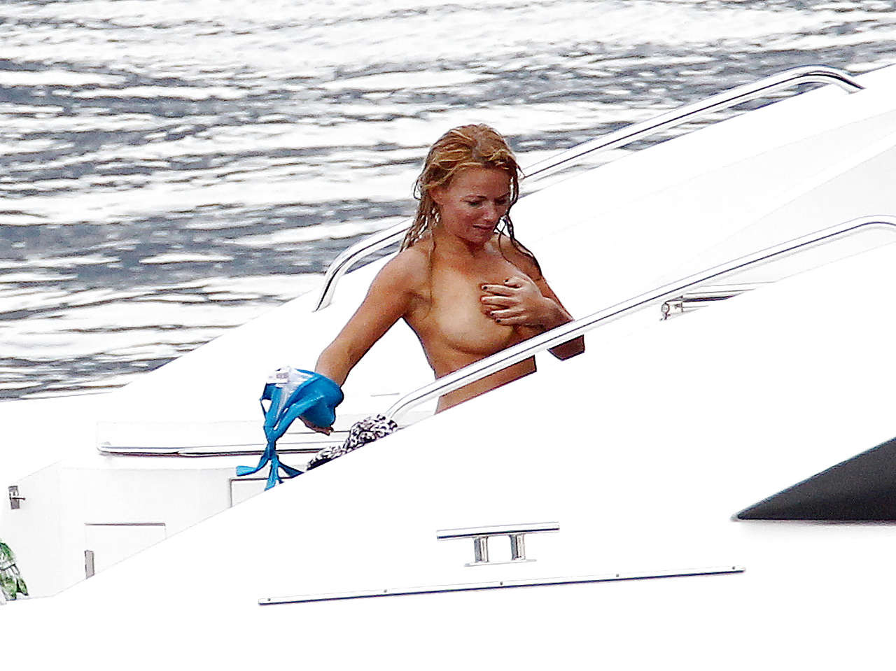 Geri halliwell prise seins nus sur un yacht alors qu'elle changeait de haut de bikini paparazzi p
 #75299354