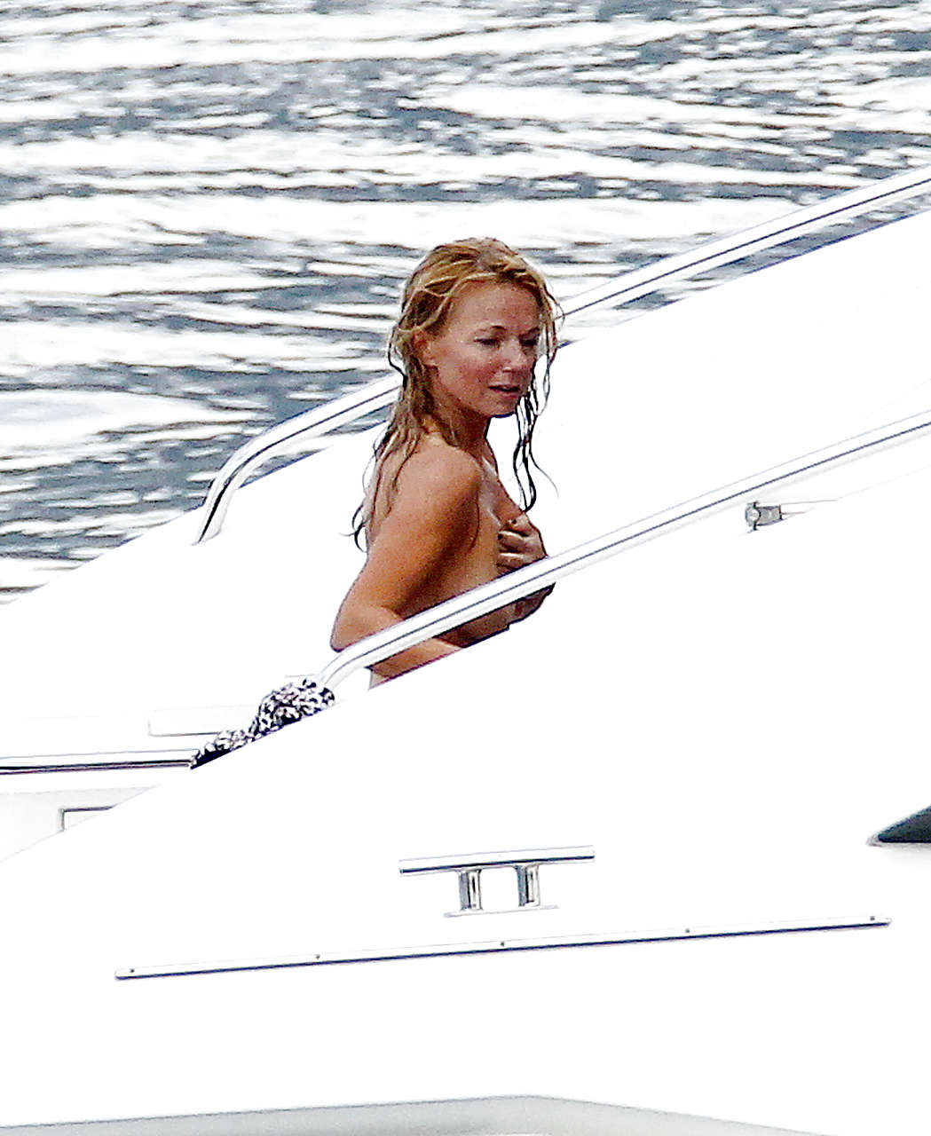 Geri Halliwell beccata in topless sullo yacht mentre si cambia il top del bikini paparazzi p
 #75299382