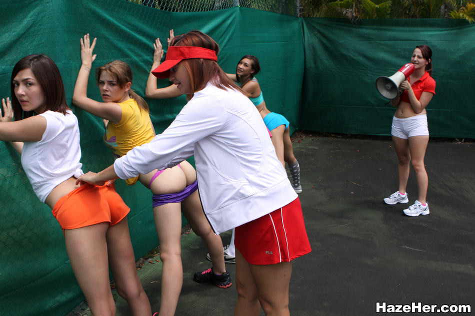 College-Teens schikaniert auf Tennisplatz von lesbischen Schwesternschaft Schwestern
 #78072481