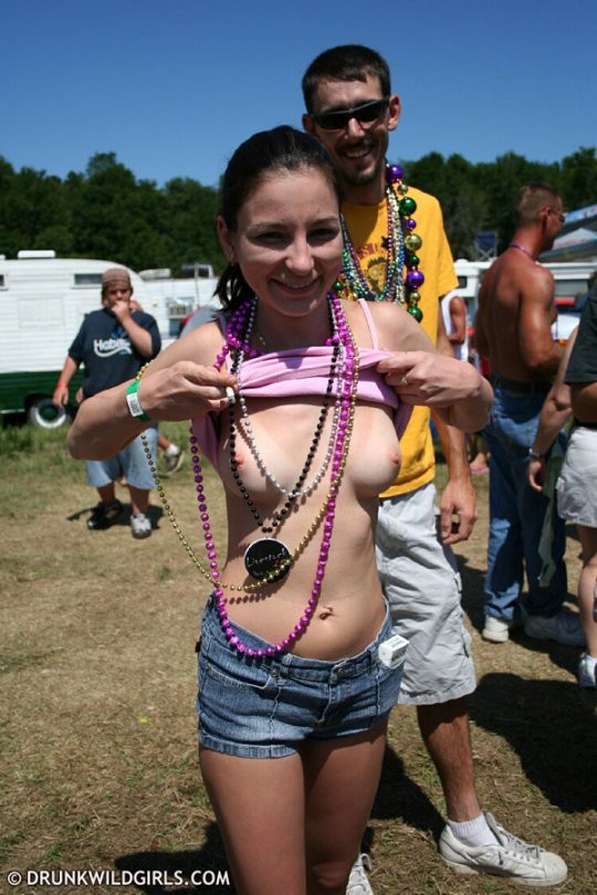 Freaking betrunken hotties blinkt weichen rosa Titten
 #78914044
