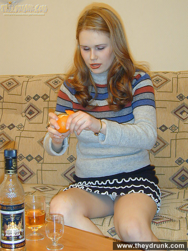 Jeune blonde à gros seins ivre, Lisa boit de la vodka et fait un amateu.
 #67410919