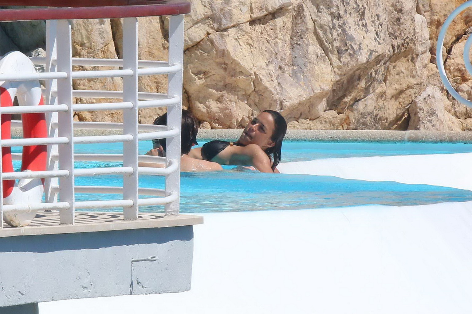 Michelle Rodriguez trägt einen knappen schwarzen Bikini am Pool des Cap Eden Roc Hotels in
 #75195634