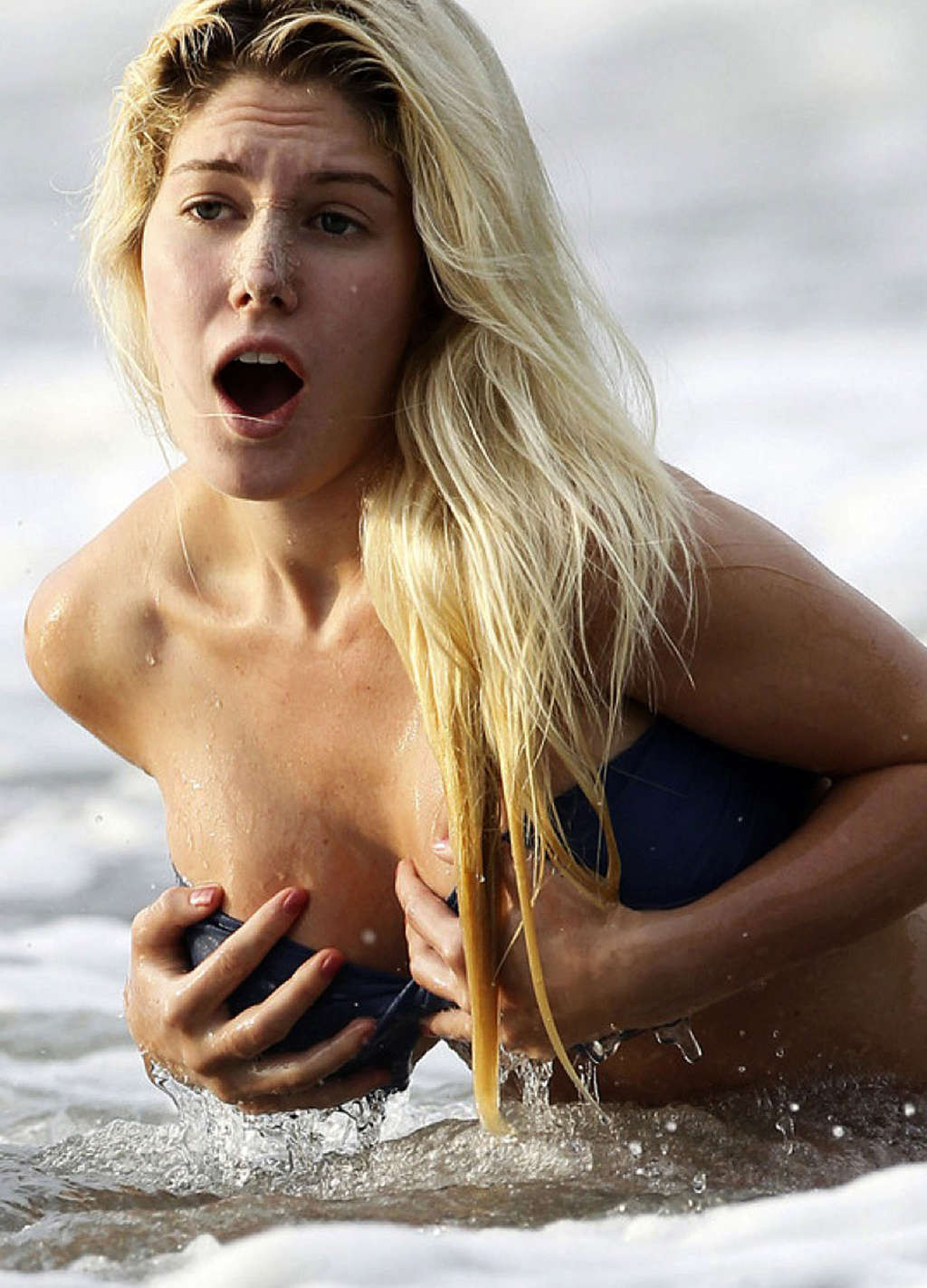 Heidi Montag exposing her sexy body and huge boobs in bikini on beach #75333119